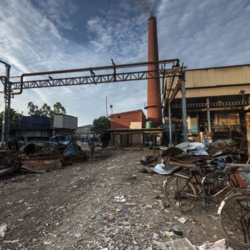Usine sur la route